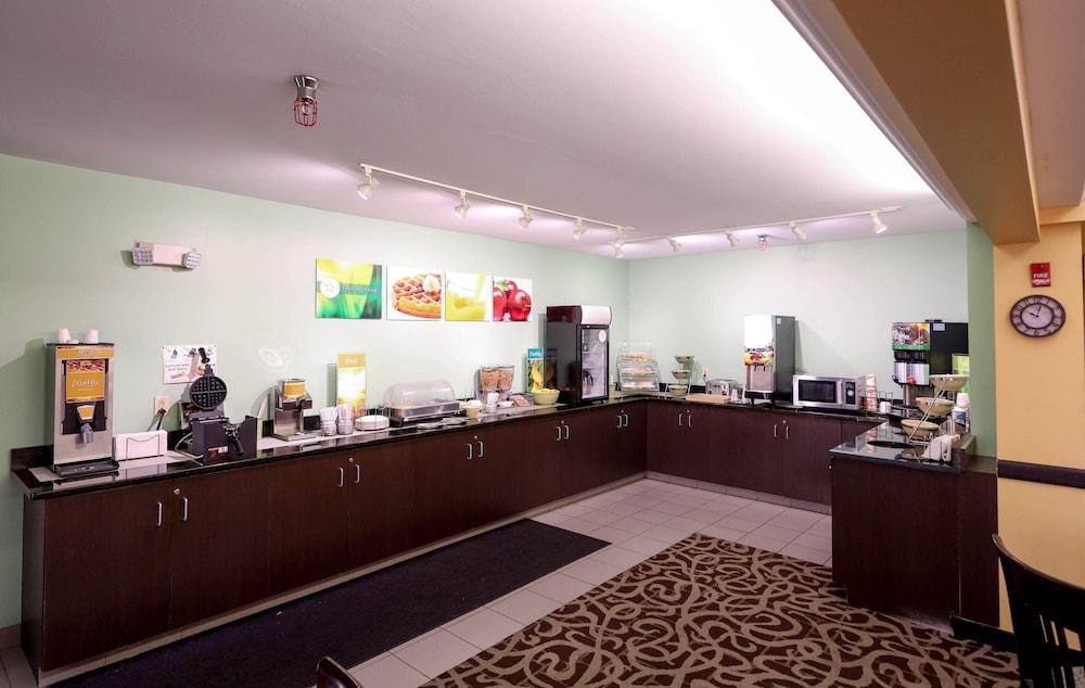 Copley Inn & Suites Akron Exterior photo